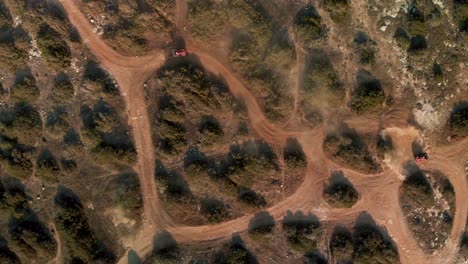 Amplia-Vista-Aérea-De-Vehículos-Todo-Terreno-Divirtiéndose-En-Los-Senderos-De-Tierra-En-Cavo-Greko