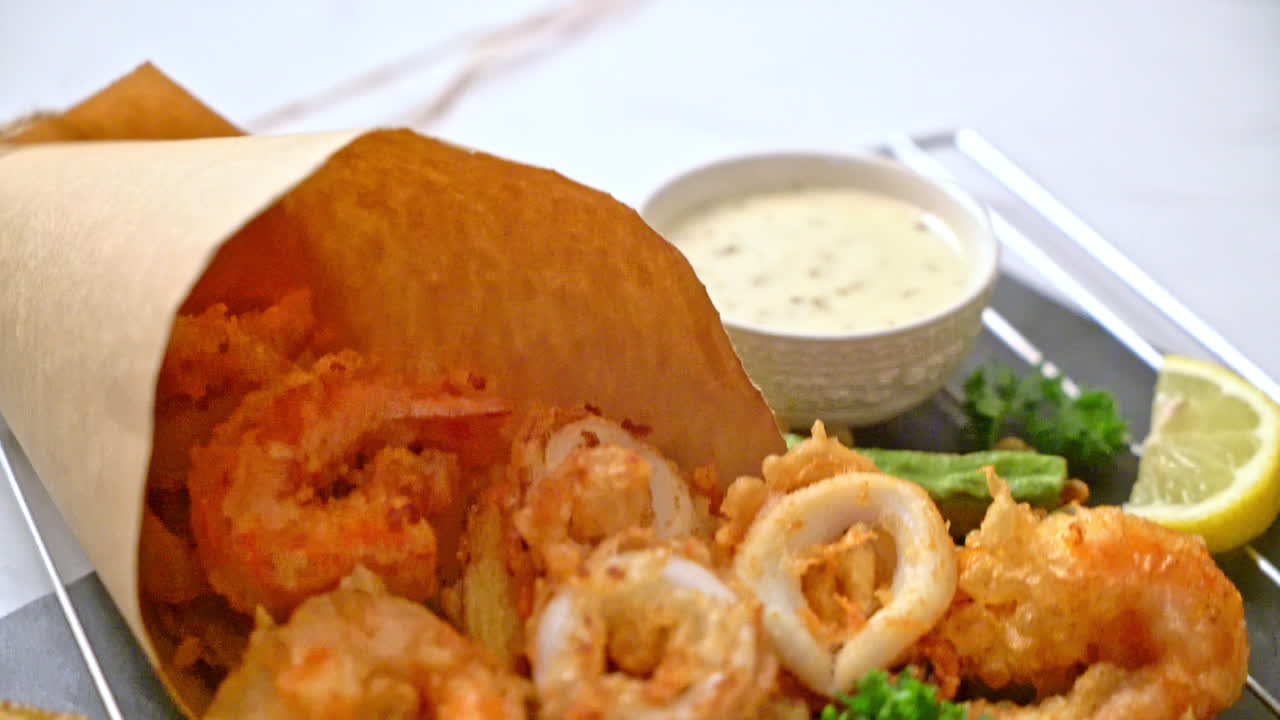 야채와 함께 튀긴 해산물 (새우와 오징어)