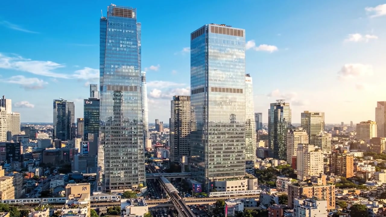 Sorveglianza urbana: Una telecamera a circuito chiuso che sorveglia torri urbane in un moderno ambiente metropolitano con uno skyline vibrante e infrastrutture in vista.