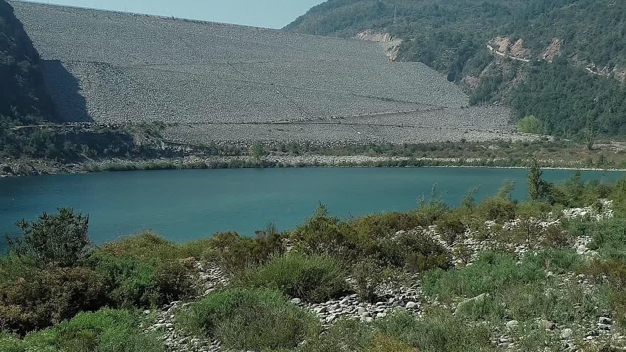 Şili'deki Colbun Gölü ve çevresindeki manzaranın muhteşem görünümü.