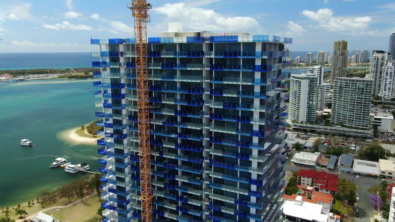 Construcción de nuevos apartamentos de gran altura en las vías fluviales de Southport, Gold Coast, Australia