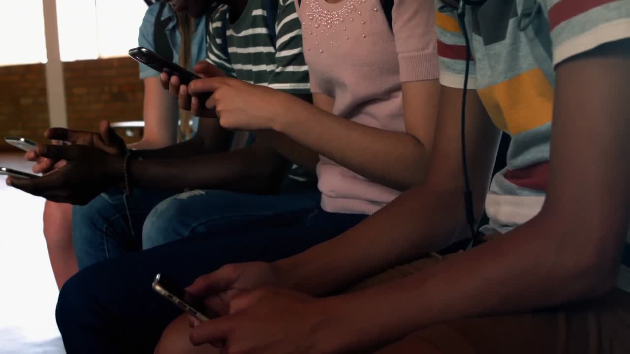 캠퍼스에서 휴대폰을 사용하는 학생들