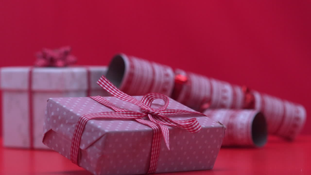 regalos de navidad cayendo y rebotando junto a las galletas