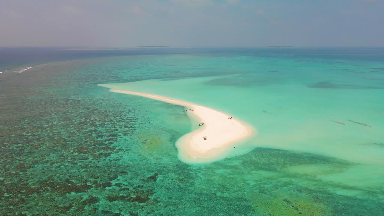 magnífico panorama de la isla de arena en maravillosas aguas turquesas bajo un cielo azul en maldivas