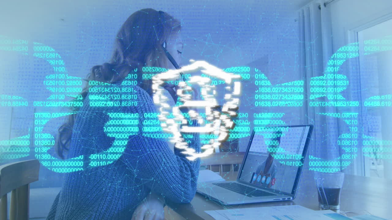 animación de la interfaz de seguridad en línea sobre una mujer de negocios usando auriculares de teléfono y computadora portátil