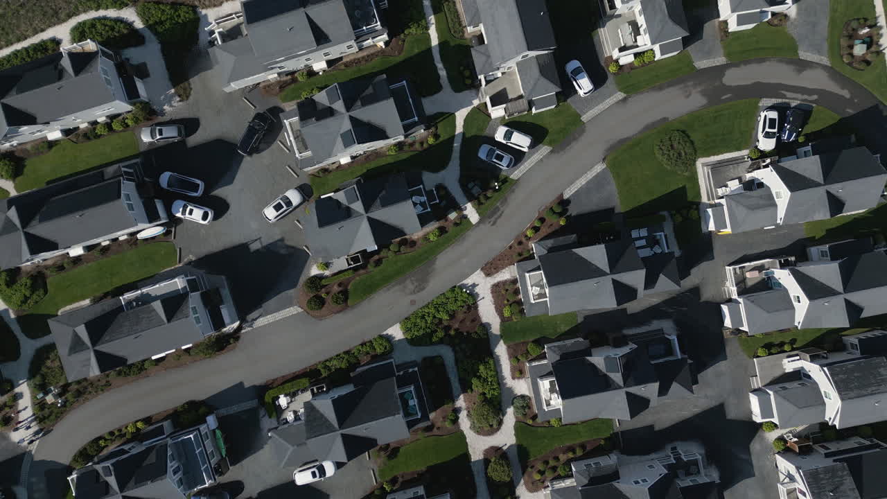 clásico barrio suburbano en el puerto de dennis en el sonido de nantucket ma