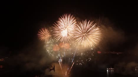 coordinación de fuegos artificiales lanzados por barcos en la costa de valparaíso, chile, por la noche y la víspera de año nuevo.