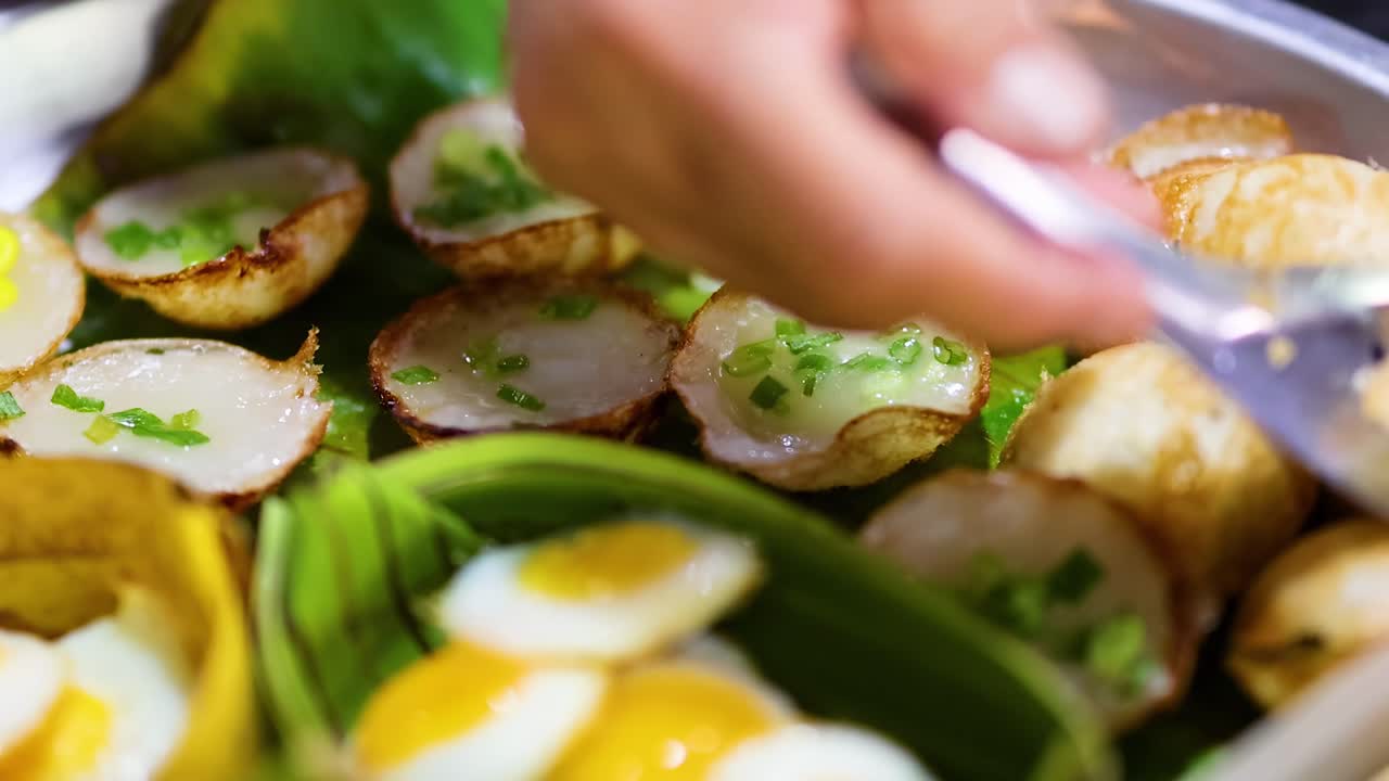 떠다니는 시장에서 전통적인 태국 디저트 준비