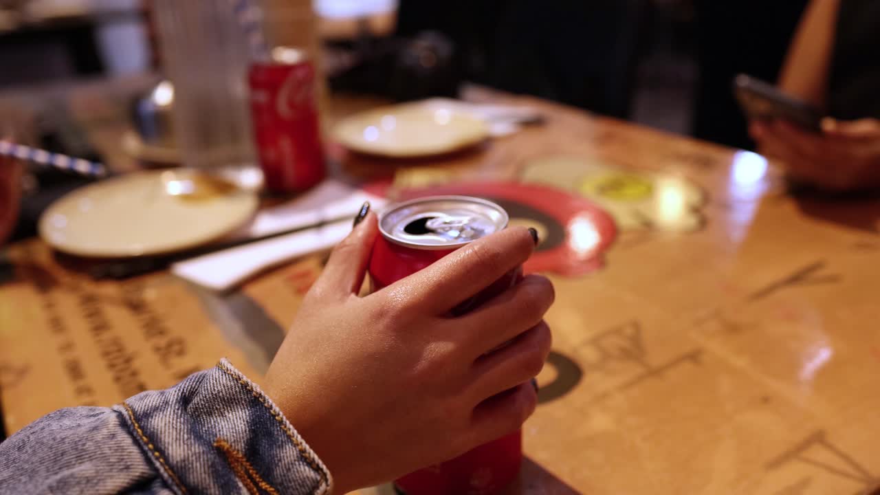 콜라 캔에 손으로 을 넣는 것