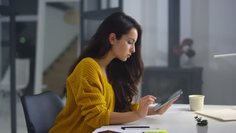 Businesswoman-analyzing-information-on-pad.-Woman-touching-green-screen-on-pad