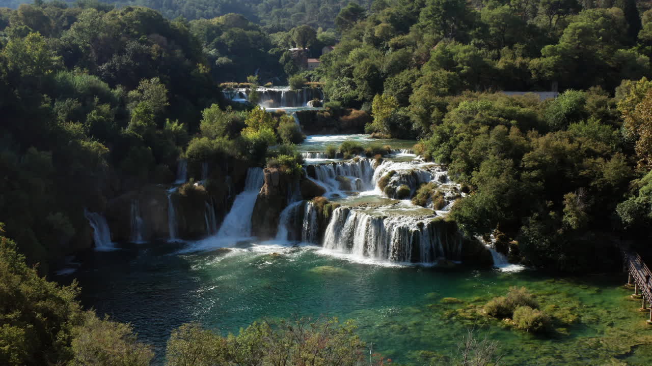 Cascate scenografiche nel Parco Nazionale di Krka, Dalmazia, Croazia, Europa - ripresa aerea con drone