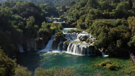 cascadas escénicas en el parque nacional krka, dalmacia, croacia, europa - toma aérea de drones