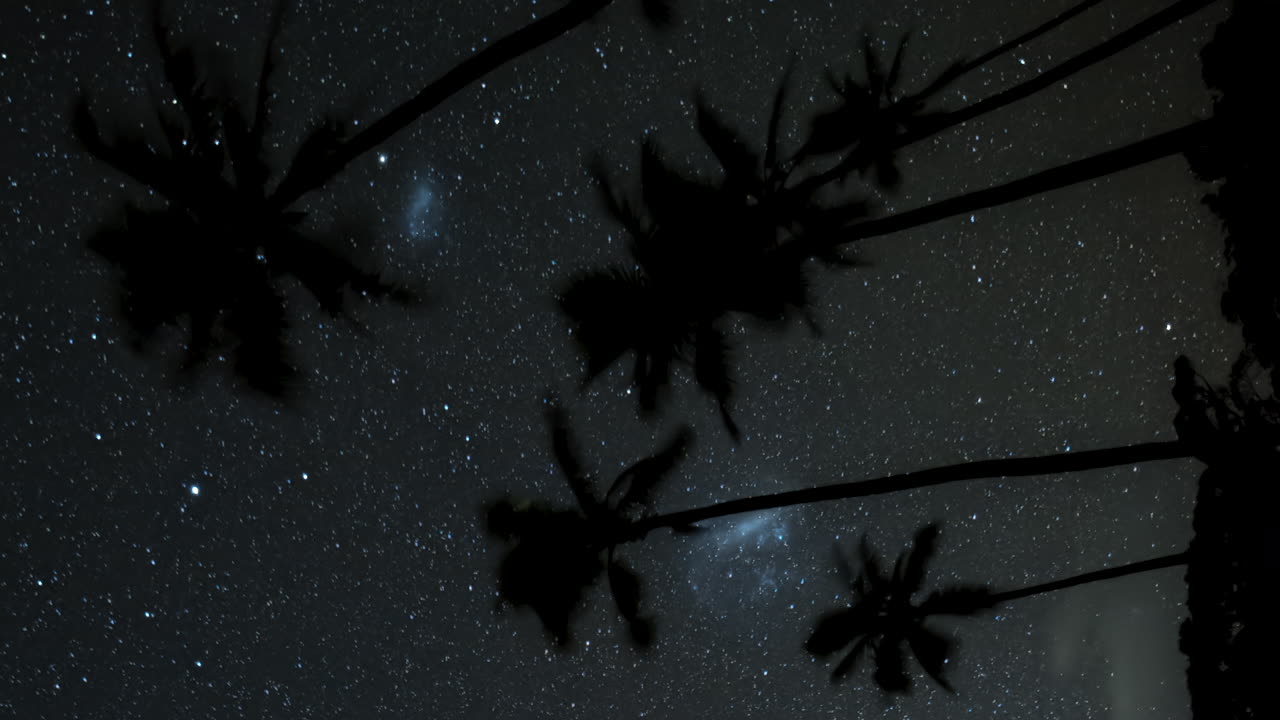 vista vertical del lapso de tiempo nocturno, vista de las nubes de magallanes en el cielo estrellado
