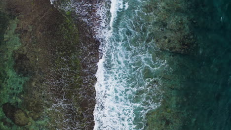 Olas-Rompiendo-En-La-Perspectiva-De-La-Vista-Superior-De-La-Roca-Desde-El-Dron