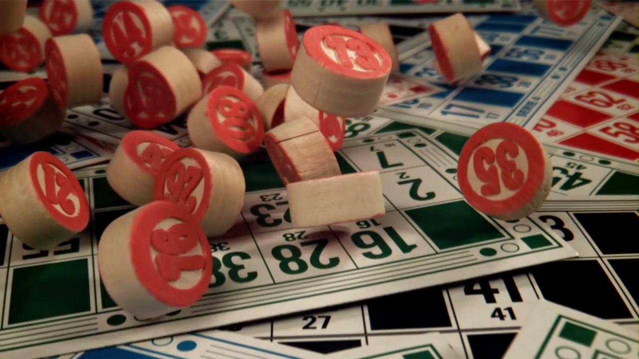 Fiches da bingo rosse e bianche che cadono su cartelle da gioco