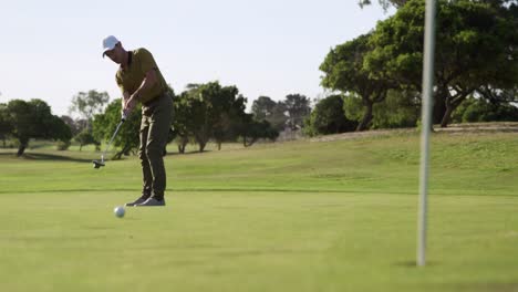 Jugador-De-Golf-Golpeando-La-Pelota-Con-Su-Palo.