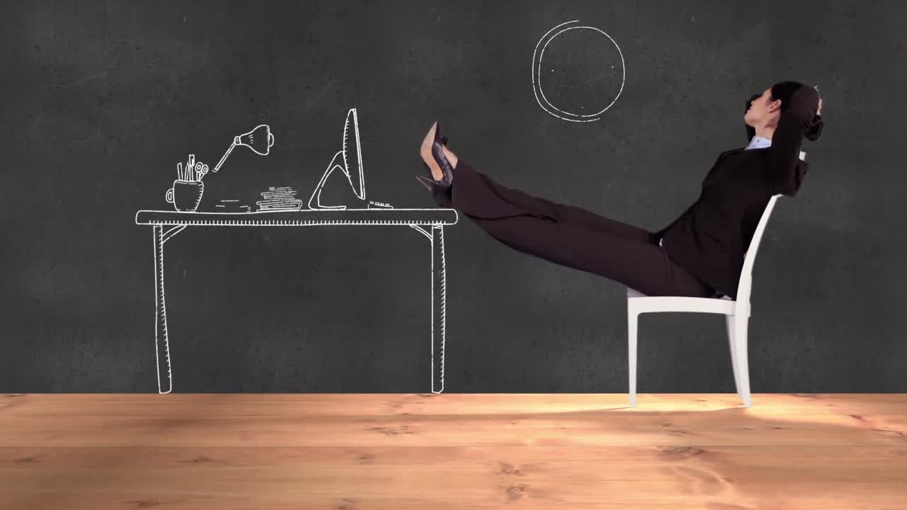 웃는 사업가 여자가 휴식을 취하고 있습니다.