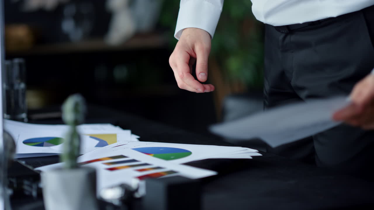 hombre de negocios con informes en papel en la oficina. empresario de pie en la mesa