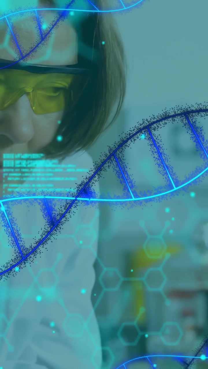 Video verticale: Scienziato si china e si inclina mentre DNA e codice appaiono sopra gli occhiali, controllando i dati di laboratorio.