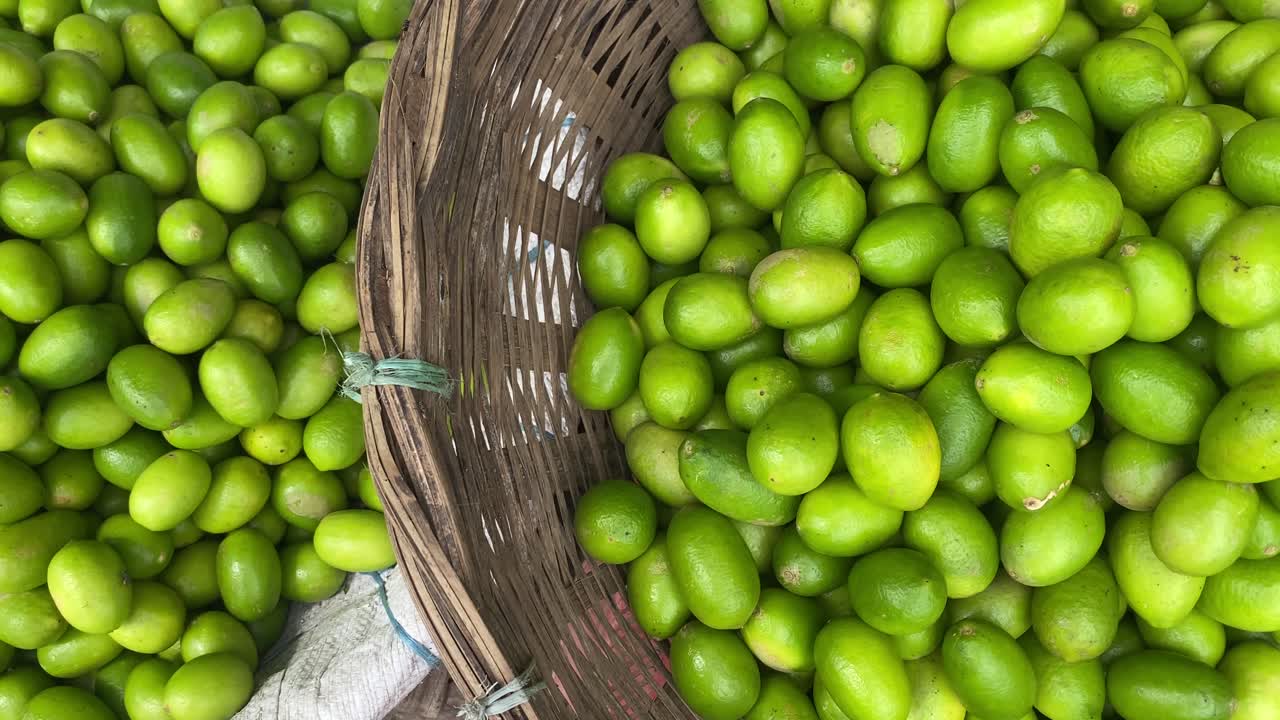 방글라데시 현지 시장에서 수제 바구니에 보관된 신선한 라임의 탑 샷