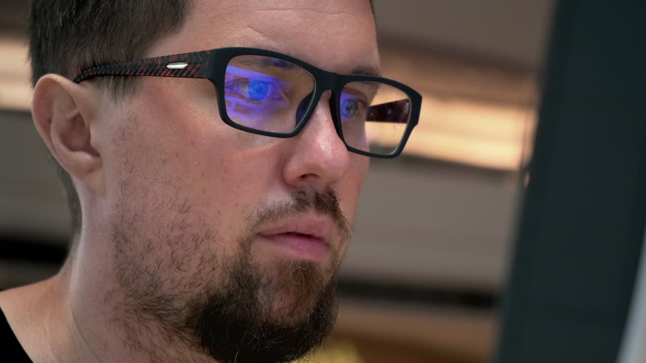 hombre que trabaja en el equipo