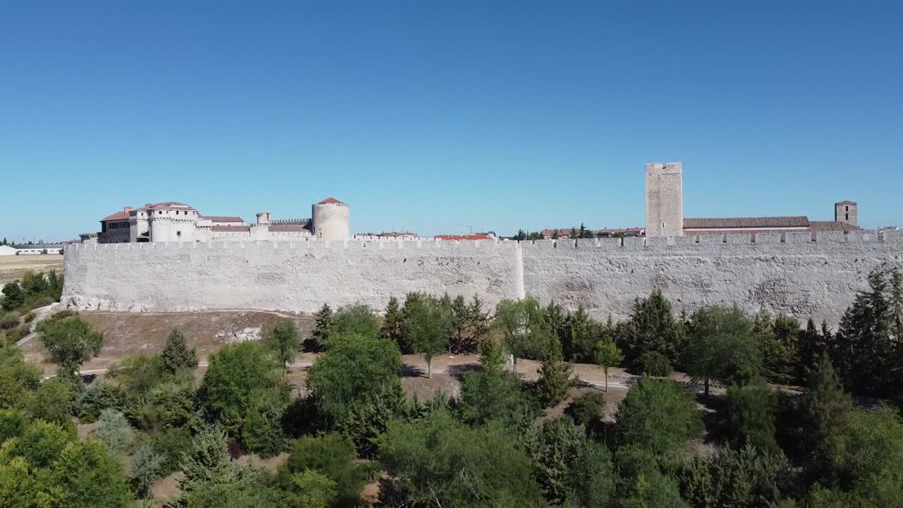 hacia arriba, escena ascendente bosque medieval muralla defensiva medieval y castillo