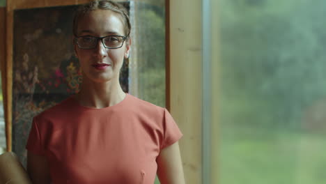 joven esposa de arquitecto, diseñador mira con orgullo y confianza a la cámara