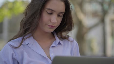 mujer escribiendo en la computadora portátil, sintiéndose cansada, tocando la nariz y la cabeza
