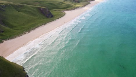 Toma-De-Drones-De-La-Cara-Del-Acantilado-En-La-Playa-De-Traigh-Mhor-Y-El-Pueblo-De-Tolsta-En-Las-Islas-Hébridas-Exteriores-De-Escocia