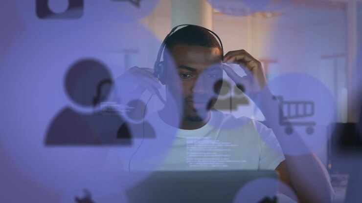Animation von Personen-Symbolen, die über einem Mann fliegen, der zu Hause ein Telefon-Headset benutzt.