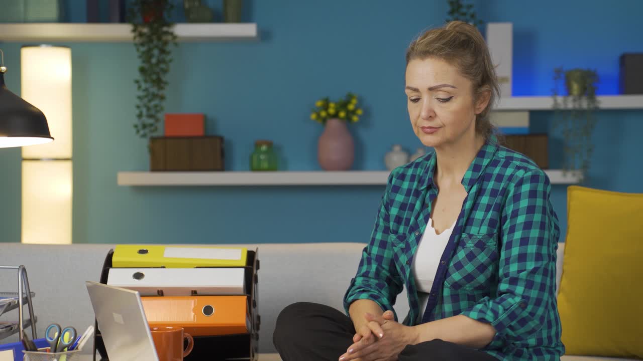 una mujer que trabaja en una oficina en casa se deprime.