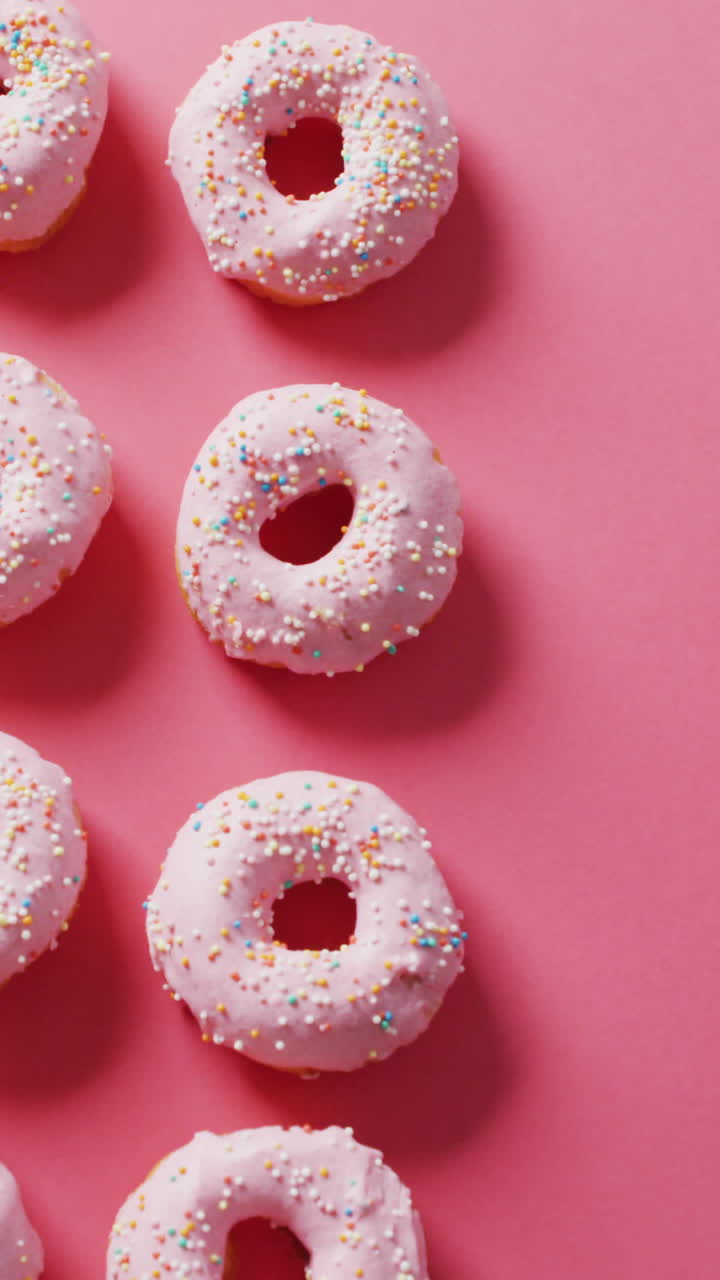video de rosquillas con glaseado en fondo rosa