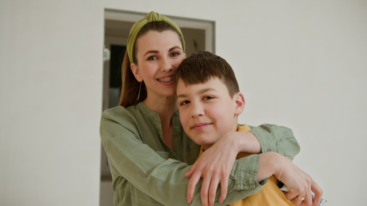 madre e hijo abrazándose durante la mejora del hogar