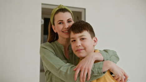 madre e hijo abrazándose durante la mejora del hogar