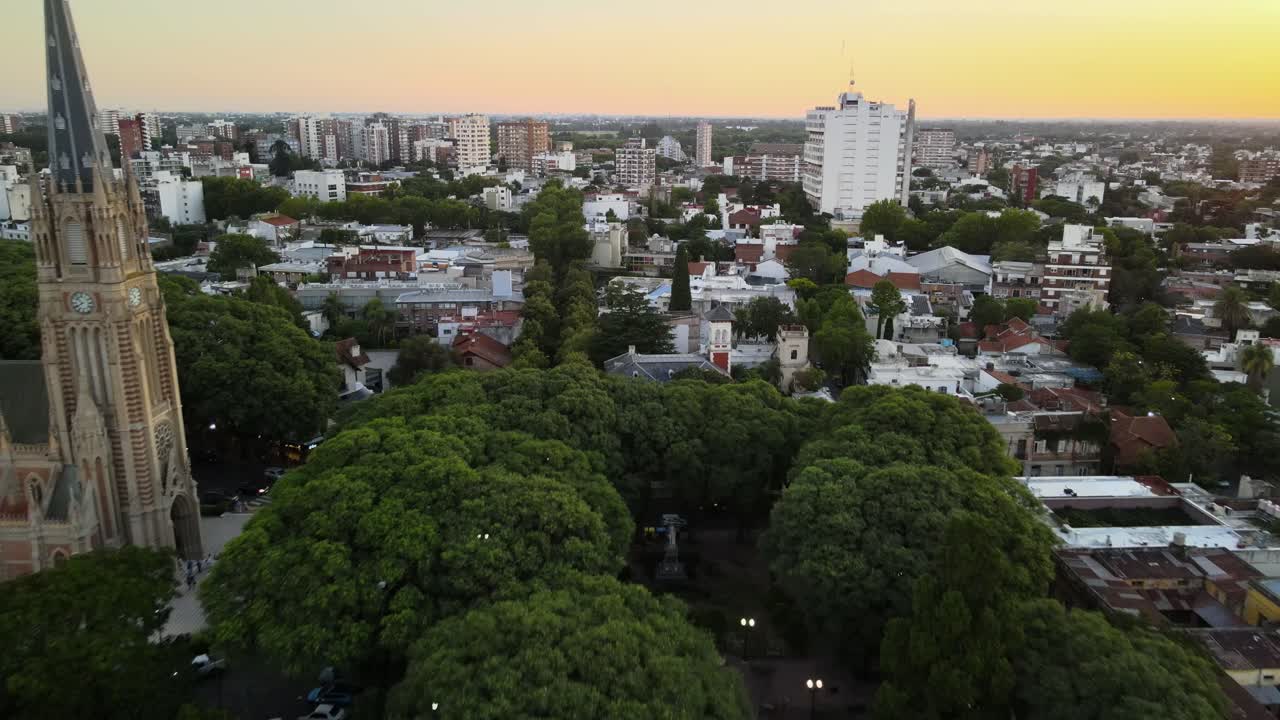 plataforma rodante aérea que revela la catedral de san isidro y la plaza con algunos artesanos en la feria.