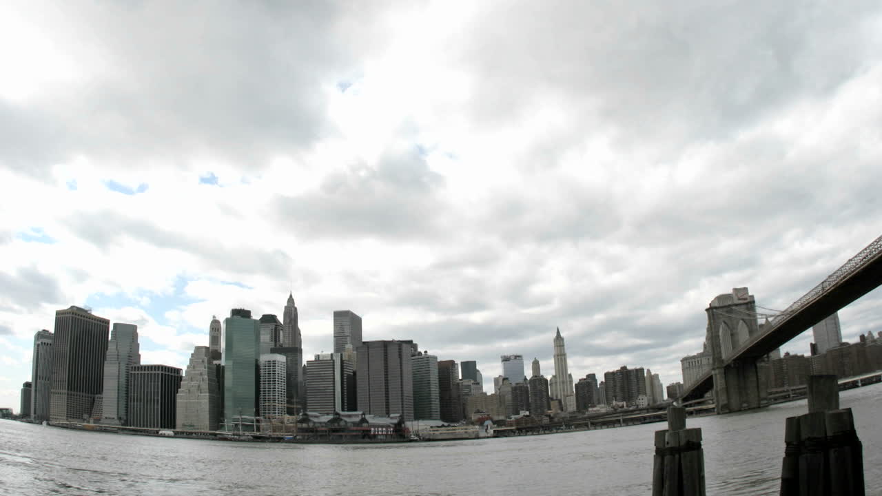 두꺼운 흰 구름이 뉴욕시의 스카이라인을 지나간다
