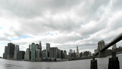 Espesas-Nubes-Blancas-Pasan-Sobre-El-Horizonte-De-La-Ciudad-De-Nueva-York