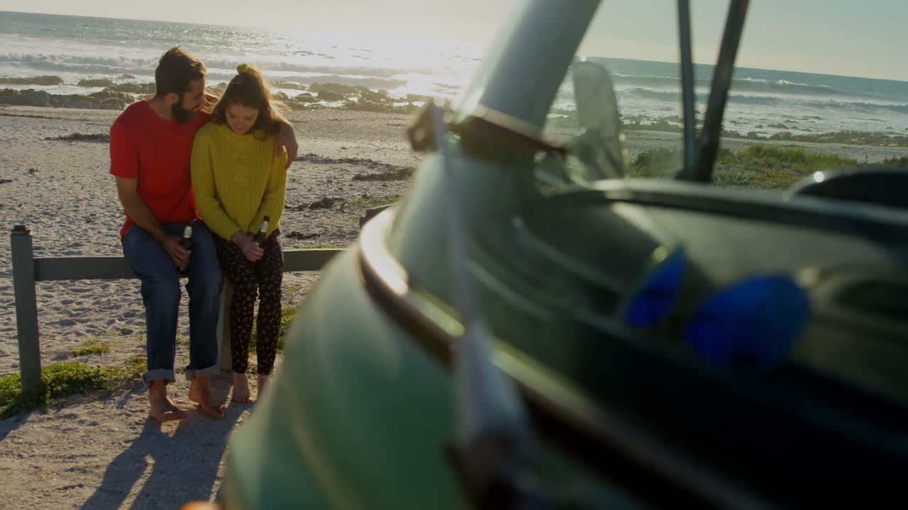 레일링 에 앉아서 서로 상호 작용 하는 부부 4k