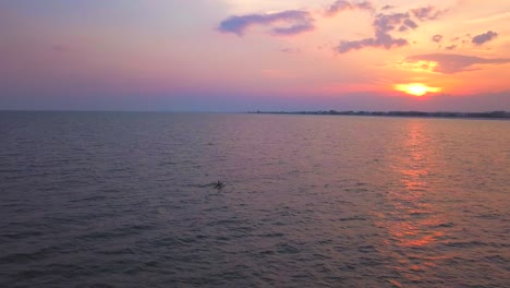 Hier-Ist-Nur-Die-Silhouette-Eines-Einsamen-Kajakfahrers-Zu-Sehen,-Der-Bei-Sonnenuntergang-Auf-Dem-Meer-Angelt