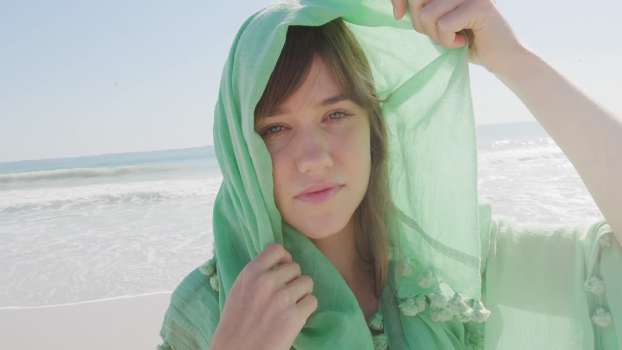 바 ⁇ 가에 있는 젊은 여자