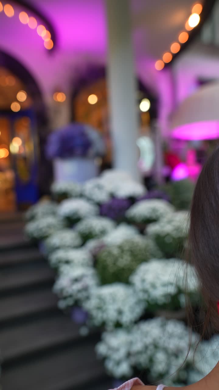 una mujer con un lazo rojo en el cabello.