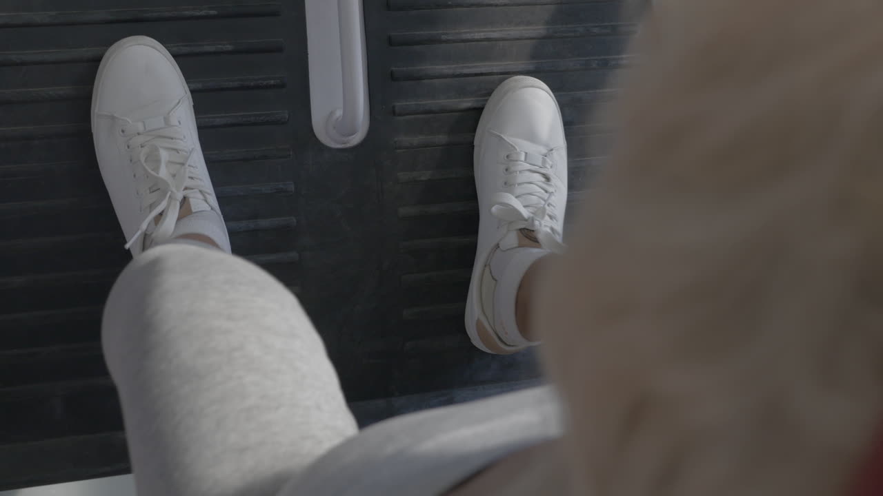 피트니스 기계 에서 운동 하는 고령 여성