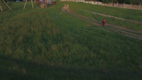 vista aérea de un niño montando una bicicleta en el verano de rusia