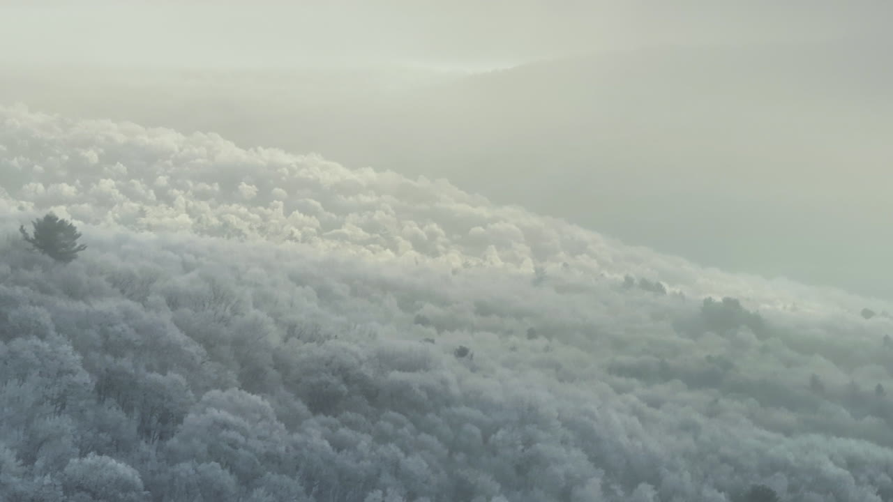 뉴욕 북부의 얼어붙은 언덕의 공중 풍경, 겨울 아침에 4k로 촬영.