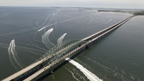 una vista aérea del gran puente de la bahía sur en una mañana nublada