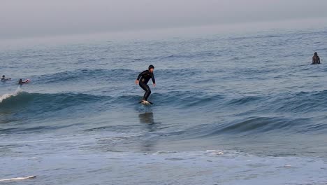 Foliensurfer-Surft-In-Zeitlupe-Auf-Meereswellen