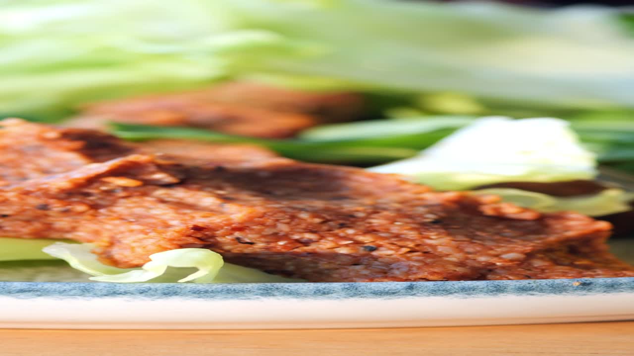 deliciosa comida turca: primer plano de çiğ köfte en un plato