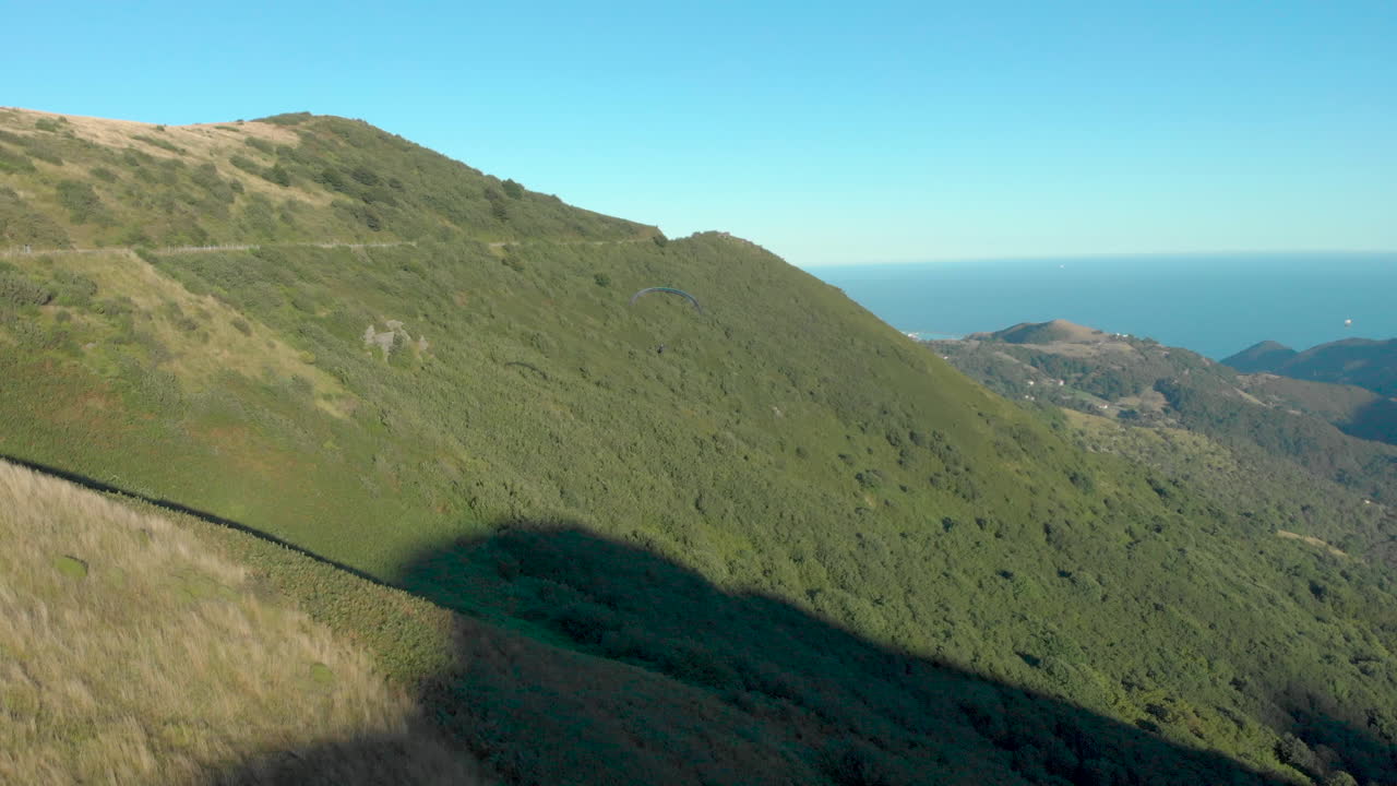 이탈리아 리구리아 의 일몰 에 있는 패러글라이딩