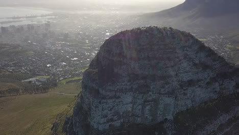 Lens-Flare-Dunstige-Luftaufnahmen-Der-Stadt-Ziehen-Sich-Vom-Lion&#39;s-Head-Peak-In-Kapstadt-Zurück