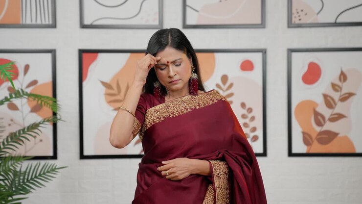mujer india con dolor de cabeza